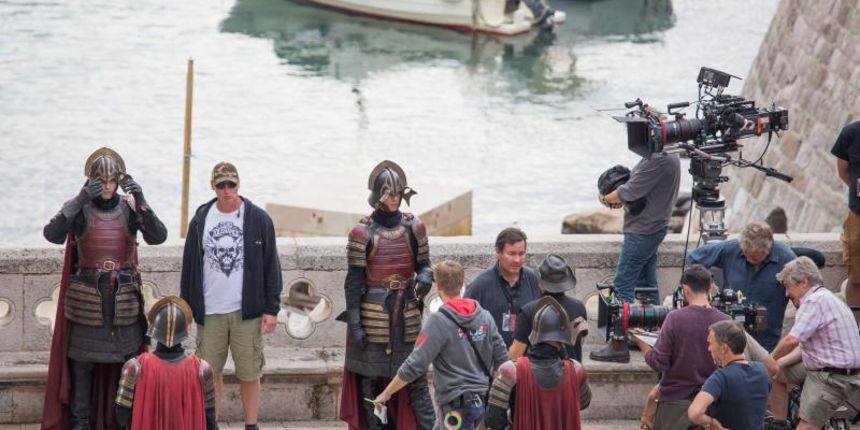 Istocni ulaz u grad, ulica Sv. Dominika, Dubrovnik – Nastavljeno je snimanje HBO serije Game of Thrones. Zatvoren je istocni ulaz u grad, a zidine i ostale dijelove oko mjesta snimanja cuvali su zastitari koji su turistima i znatizeljnicima branili fotogr