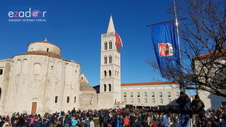 Izložba vojne opreme, oružja i vozila na zadarskoj rivi i spuštanje 25-metarske zastave s kampanela sv. Stošije