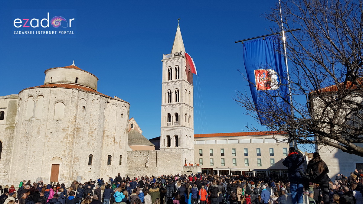 Izložba vojne opreme, oružja i vozila na zadarskoj rivi i spuštanje 25-metarske zastave s kampanela sv. Stošije