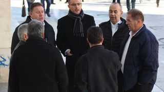 Djedice Mrazovi spustili se padobranom na Forum