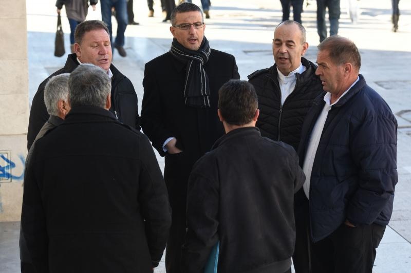 Djedice Mrazovi spustili se padobranom na Forum