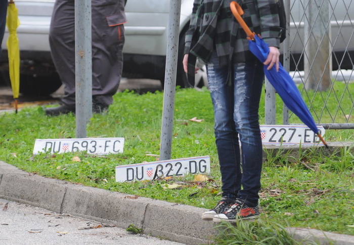 Dubrovnik, 221110.
Velike kolicine kise koje su padale danas na dubrovackom podrucju izazvale su velike poplave , odrone, sto je uveliko otezavalo pjesacki o cestovni promet. Zbog oborina na prometnici , u ulici  Obala Ivana Pavla II , u tzv. Solskoj bazi