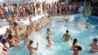 Novalja, 020710.
Temperature na termometrima su presle debelo iznad 30 stupnjeva Celzijevih a samim time su i plaze postale omiljena okupljalista. Plaza Zrce prepuna je kupaca na kojoj je svatko pronasao poneku zanimaciju.
Foto: Andrija Lucic / CROPIX Novalja, 020710.
Temperature na termometrima su presle debelo iznad 30 stupnjeva Celzijevih a samim time su i plaze postale omiljena okupljalista. Plaza Zrce prepuna je kupaca na kojoj je svatko pronasao poneku zanimaciju.
Foto: Andrija Lucic / CROPIX