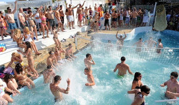 Novalja, 020710.
Temperature na termometrima su presle debelo iznad 30 stupnjeva Celzijevih a samim time su i plaze postale omiljena okupljalista. Plaza Zrce prepuna je kupaca na kojoj je svatko pronasao poneku zanimaciju.
Foto: Andrija Lucic / CROPIX