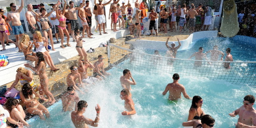 Novalja, 020710.
Temperature na termometrima su presle debelo iznad 30 stupnjeva Celzijevih a samim time su i plaze postale omiljena okupljalista. Plaza Zrce prepuna je kupaca na kojoj je svatko pronasao poneku zanimaciju.
Foto: Andrija Lucic / CROPIX Novalja, 020710.
Temperature na termometrima su presle debelo iznad 30 stupnjeva Celzijevih a samim time su i plaze postale omiljena okupljalista. Plaza Zrce prepuna je kupaca na kojoj je svatko pronasao poneku zanimaciju.
Foto: Andrija Lucic / CROPIX