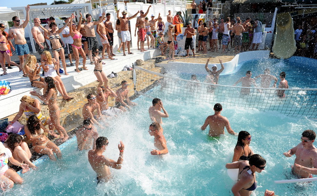 Novalja, 020710.
Temperature na termometrima su presle debelo iznad 30 stupnjeva Celzijevih a samim time su i plaze postale omiljena okupljalista. Plaza Zrce prepuna je kupaca na kojoj je svatko pronasao poneku zanimaciju.
Foto: Andrija Lucic / CROPIX Novalja, 020710.
Temperature na termometrima su presle debelo iznad 30 stupnjeva Celzijevih a samim time su i plaze postale omiljena okupljalista. Plaza Zrce prepuna je kupaca na kojoj je svatko pronasao poneku zanimaciju.
Foto: Andrija Lucic / CROPIX