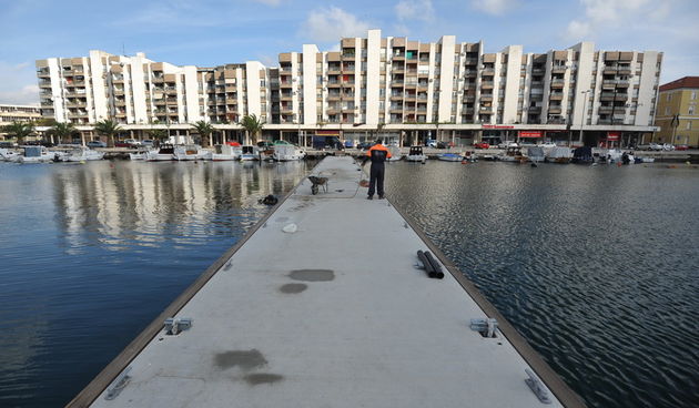 Zadar, 271112
Kako uskoro pocinju radovi oko uredjenja pocetka uvale Jazine, nedaleko lokacije izvodjenja radova je postavljen pontonski mol na koji ce se preseliti brodice s dijela uvale koji se uredjuje.
Foto: Luka Gerlanc / CROPIX