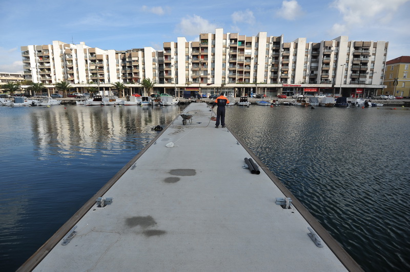 Zadar, 271112
Kako uskoro pocinju radovi oko uredjenja pocetka uvale Jazine, nedaleko lokacije izvodjenja radova je postavljen pontonski mol na koji ce se preseliti brodice s dijela uvale koji se uredjuje.
Foto: Luka Gerlanc / CROPIX