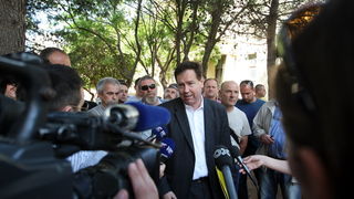 Zadar, 250512.
Radnici tvrtke Gortan odrzavaju prosvjedni skup pod nazivom Pet do 12 zbog neisplacenih placa, nezakonitog smanjenja placa i otpustanja dijela radnika. Prosvjed se odrzao pred tvrtkom Gortan na Vostarnici. 
Na slici Vedran Uranija sindikaln