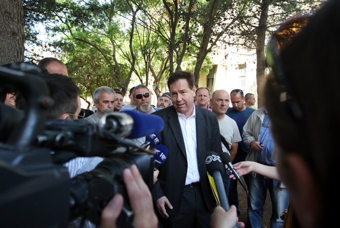 Zadar, 250512.
Radnici tvrtke Gortan odrzavaju prosvjedni skup pod nazivom Pet do 12 zbog neisplacenih placa, nezakonitog smanjenja placa i otpustanja dijela radnika. Prosvjed se odrzao pred tvrtkom Gortan na Vostarnici. 
Na slici Vedran Uranija sindikaln