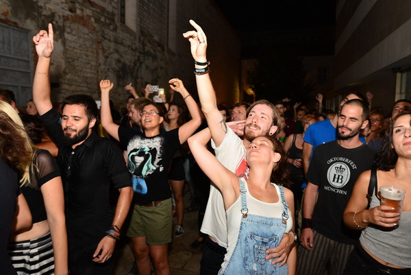 Svaki koncert Kultur shocka u Zadru posebna je priča. Tako je bilo i sinoć na Poljani Branka Stojakovića!