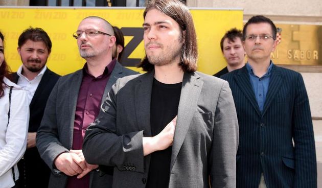 Ivan Vilibor Sincic okruzen svojom stujom Zivog zida odrzao je ispred Sabora konferenciju za medije na kojoj je govorio o stanju u stanci i kao odgovor na optuzbe za krivotvorenje skupstine optuzio drugu struju za krivotvorenje dokumenata. Photo: Patrik