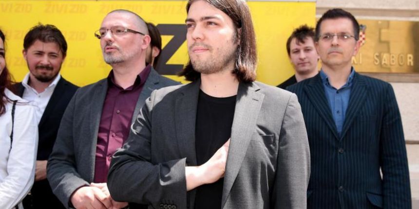 Ivan Vilibor Sincic okruzen svojom stujom Zivog zida odrzao je ispred Sabora konferenciju za medije na kojoj je govorio o stanju u stanci i kao odgovor na optuzbe za krivotvorenje skupstine optuzio drugu struju za krivotvorenje dokumenata. Photo: Patrik