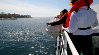 Zadar, 190413.
Pokazno-edukacijska vjezba spasavanja na moru “More i sigurnost” na moru ispred Morskih orgulja; sudjelovalo je 14 institucija (policija, vatrogasci, Crveni kriz, hitna pomoc, ronilacki klubovi…). Simuliran je pozar na Jadrolinijinom traj