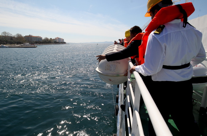 Zadar, 190413.
Pokazno-edukacijska vjezba spasavanja na moru “More i sigurnost” na moru ispred Morskih orgulja; sudjelovalo je 14 institucija (policija, vatrogasci, Crveni kriz, hitna pomoc, ronilacki klubovi…). Simuliran je pozar na Jadrolinijinom traj