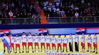 Vrsac, 180112.
Dvorana Millennium.
Europsko prvenstvo u rukometu, 2 kolo
Hrvatska – Slovenija.
Na slici: Hrvatski igraci za vrijme himne.
Foto: Drazen Aleksic / Cropix Vrsac, 180112.
Dvorana Millennium.
Europsko prvenstvo u rukometu, 2 kolo
Hrvatska – Slovenija.
Na slici: Hrvatski igraci za vrijme himne.
Foto: Drazen Aleksic / Cropix