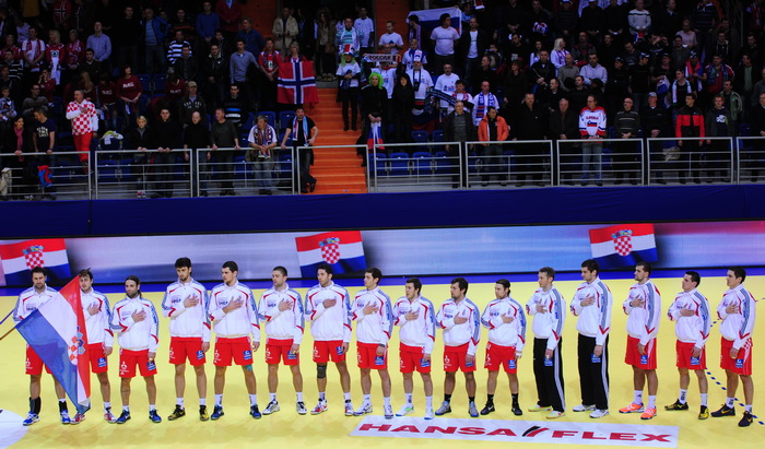 Vrsac, 180112.
Dvorana Millennium.
Europsko prvenstvo u rukometu, 2 kolo
Hrvatska – Slovenija.
Na slici: Hrvatski igraci za vrijme himne.
Foto: Drazen Aleksic / Cropix Vrsac, 180112.
Dvorana Millennium.
Europsko prvenstvo u rukometu, 2 kolo
Hrvatska – Slovenija.
Na slici: Hrvatski igraci za vrijme himne.
Foto: Drazen Aleksic / Cropix