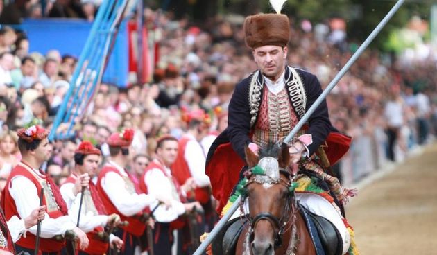 Opis  03.08.2014., Sinj – 299. Sinjska Alka. Sinjska alka je hrvatska viteska igra. Odrzava se svake godine u nedjelju u prvoj trecini mjeseca kolovoza u Sinju, na godinjicu pobjede nad turskim osvajacima 14. kolovoza 1715. Na taj dan je 700 hrvatskih vo
