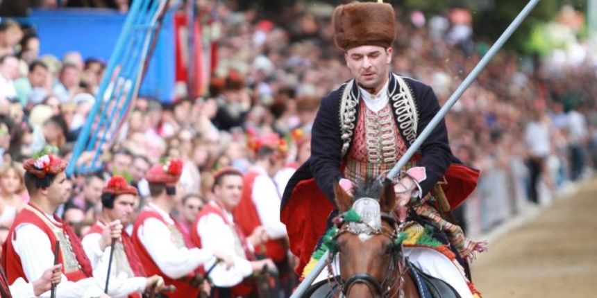 Opis  03.08.2014., Sinj – 299. Sinjska Alka. Sinjska alka je hrvatska viteska igra. Odrzava se svake godine u nedjelju u prvoj trecini mjeseca kolovoza u Sinju, na godinjicu pobjede nad turskim osvajacima 14. kolovoza 1715. Na taj dan je 700 hrvatskih vo