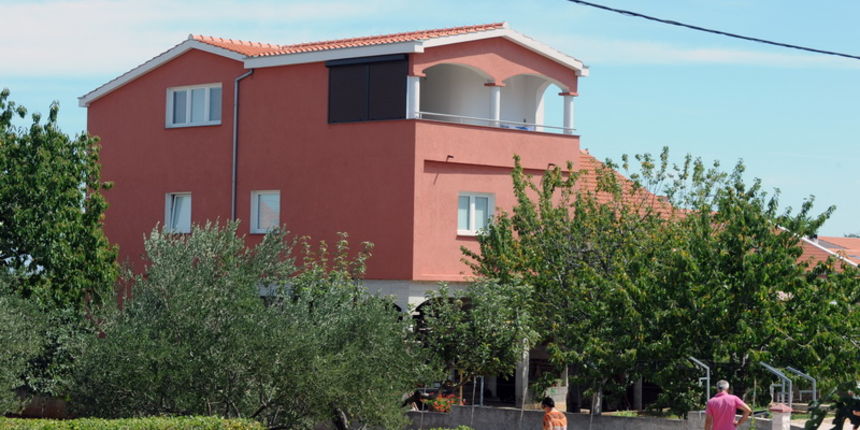 Zadar, 290811.
Kuca na Bokanjcu u ulici put Vrela u kojo je nesretno preminuo djecak,nakon sto mu je majka pokusala izvesti treheotomiju.
Foto : Andrija Lucic / cropix Zadar, 290811.
Kuca na Bokanjcu u ulici put Vrela u kojo je nesretno preminuo djecak,nakon sto mu je majka pokusala izvesti treheotomiju.
Foto : Andrija Lucic / cropix