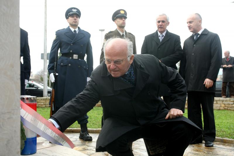 21.01.2014., Zadar – Predsjednik Hrvatskog sabora Josip Leko i ministar branitelja Predrag Matic polozili su vijence u sklopu 21. obljetnice vojno-redarstvene operacije Maslenica ’93. Photo: Dino Stanin/PIXSELL 21.01.2014., Zadar – Predsjednik Hrvatskog sabora Josip Leko i ministar branitelja Predrag Matic polozili su vijence u sklopu 21. obljetnice vojno-redarstvene operacije Maslenica ’93. Photo: Dino Stanin/PIXSELL