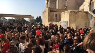 Spektakularno spuštanje Djeda Božićnjaka na Kalelargu Spektakularno spuštanje Djeda Božićnjaka na Kalelargu