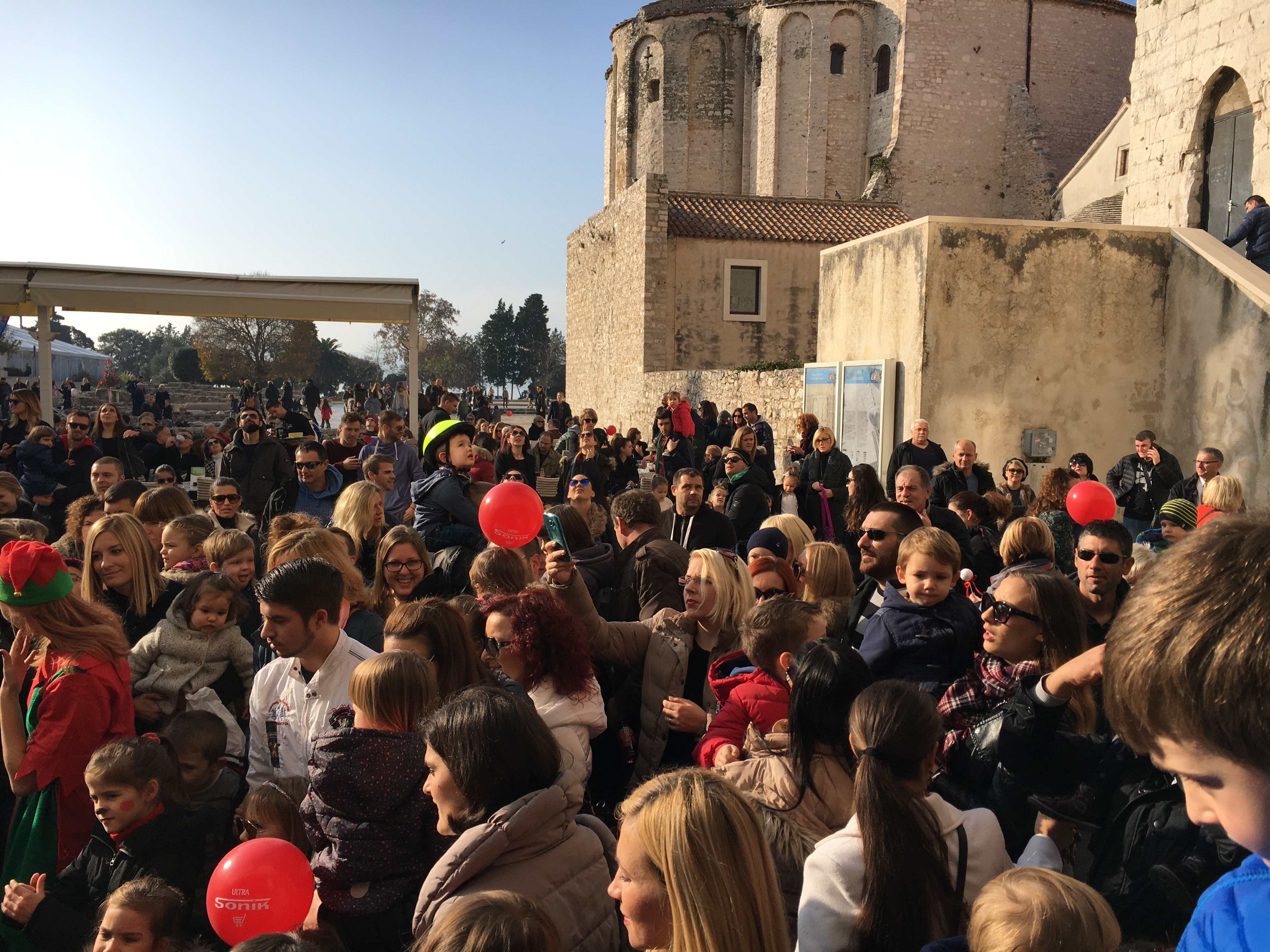 Spektakularno spuštanje Djeda Božićnjaka na Kalelargu Spektakularno spuštanje Djeda Božićnjaka na Kalelargu