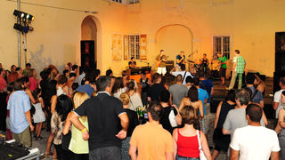 Zadar, 2.8.2013. snimio: Nenad Marčev 

Mario Huljev i
Dino Dvornik tribute band

Jurica Leikauff, klavijature, 
Marko Duvnjak, bubnjar, 
Alen Svetopetrić, bas gitara, 
Zoran Jex Jaeger, gitara,
Ivan Premelč, saksofon.


Dvorište Providurove palače