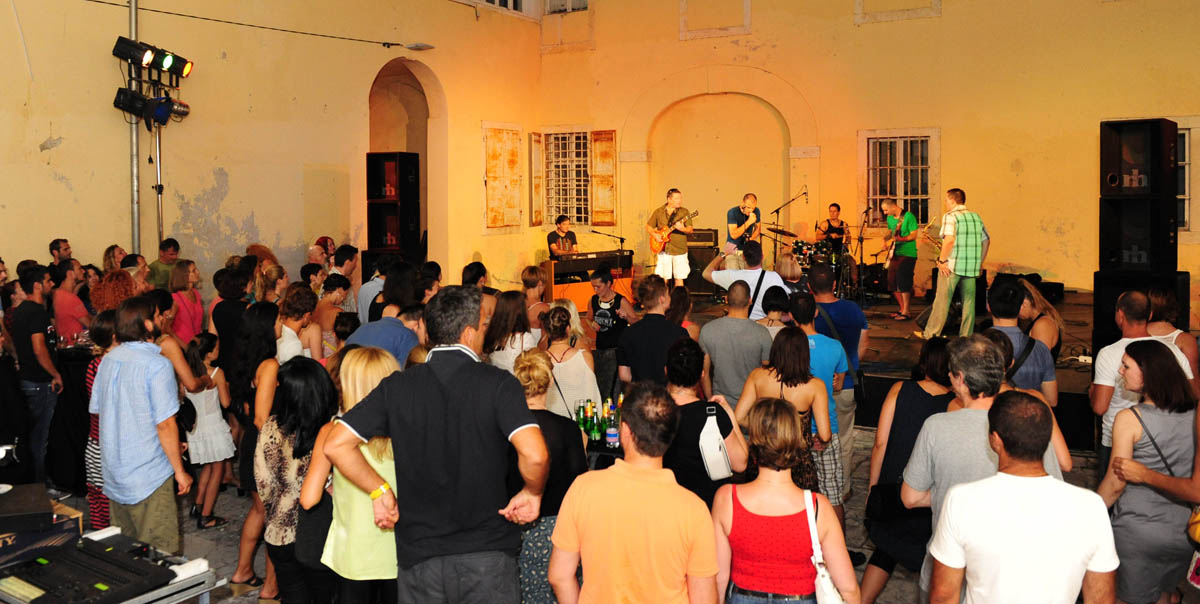 Zadar, 2.8.2013. snimio: Nenad Marčev 

Mario Huljev i
Dino Dvornik tribute band

Jurica Leikauff, klavijature, 
Marko Duvnjak, bubnjar, 
Alen Svetopetrić, bas gitara, 
Zoran Jex Jaeger, gitara,
Ivan Premelč, saksofon.


Dvorište Providurove palače