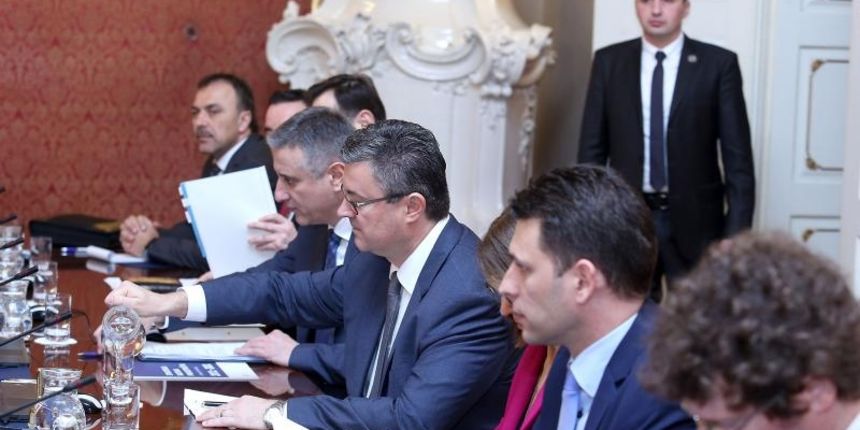 U Banskim dvorima odrzana je druga sjednica Vlade Tihomira Oreskovica. Tomislav karamarko, Tihomir Oreskovic, Bozo Petrov. Photo: Patrik Macek/PIXSELL U Banskim dvorima odrzana je druga sjednica Vlade Tihomira Oreskovica. Tomislav karamarko, Tihomir Oreskovic, Bozo Petrov. Photo: Patrik Macek/PIXSELL