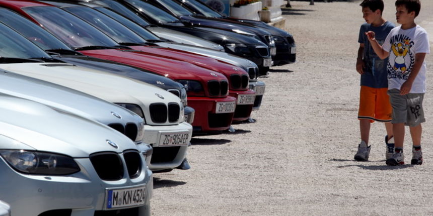Zadar, 050512.
Susret vlasnika i ljubitelja BMW M modela.
Skupilo se okvirno 30 najreprezentativnijih primjeraka BMW M modela iz Hrvatske i sire. Na rivi su se svi zaljubljenici mogli diviti te pogledati navedena vozila snage vecina preko 300ks pa sve do Zadar, 050512.
Susret vlasnika i ljubitelja BMW M modela.
Skupilo se okvirno 30 najreprezentativnijih primjeraka BMW M modela iz Hrvatske i sire. Na rivi su se svi zaljubljenici mogli diviti te pogledati navedena vozila snage vecina preko 300ks pa sve do