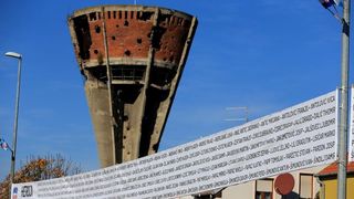 Na Mitnici postavljen banner dužine 210 metara s imenima heroja Vukovara, Foto: Davor Javorović/PIXSELL Na Mitnici postavljen banner dužine 210 metara s imenima heroja Vukovara, Foto: Davor Javorović/PIXSELL