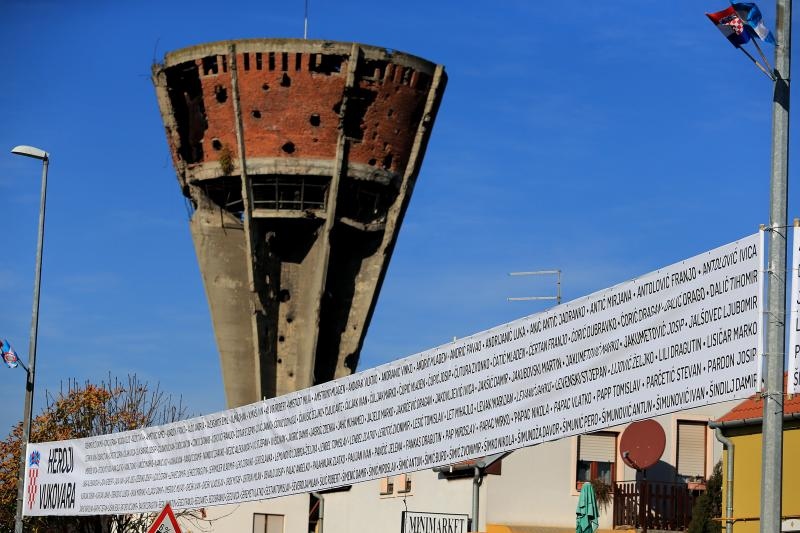 Na Mitnici postavljen banner dužine 210 metara s imenima heroja Vukovara, Foto: Davor Javorović/PIXSELL Na Mitnici postavljen banner dužine 210 metara s imenima heroja Vukovara, Foto: Davor Javorović/PIXSELL