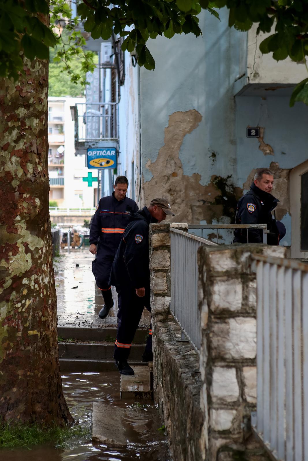 Obrovac: Poplava se polako povlači, stanovnici spašavaju stvari iz domova