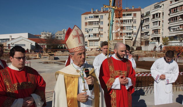 Nadbiskup Puljić blagoslovio gradilište crkve bl. Alojzija Stepinca na Bilom Brigu