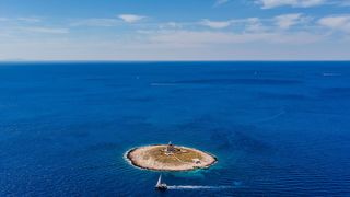 Spektakularan pogled iz zraka na uvalu i otočić Pokonji Dol kod Hvara