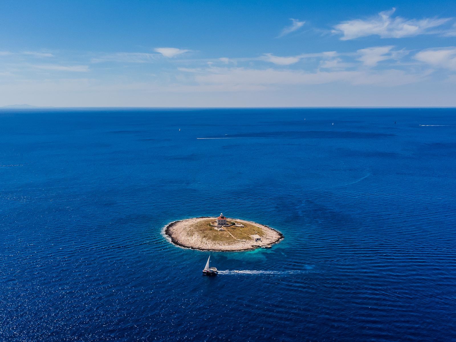 Spektakularan pogled iz zraka na uvalu i otočić Pokonji Dol kod Hvara