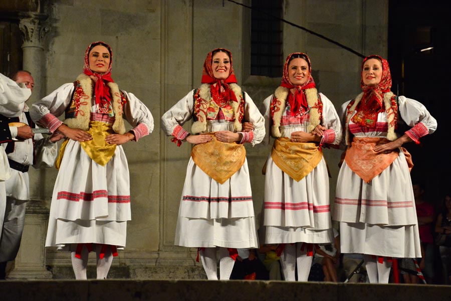 Nastup ansambla Lado ispred crkve sv. Marije ; foto Iva Perinčić Nastup ansambla Lado ispred crkve sv. Marije ; foto Iva Perinčić