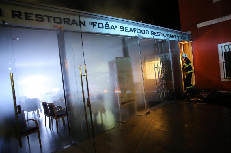 Vatrogasci na intervenciji u Restoranu Foša, Foto: Filip Brala/PIXSELL