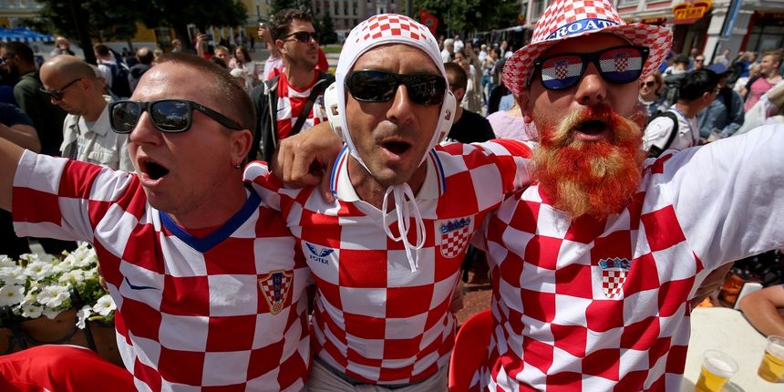 Euforija na vrhuncu: Navijači se ‘udomaćili’ i zagrijali atmosferu uoči utakmice Euforija na vrhuncu: Navijači se ‘udomaćili’ i zagrijali atmosferu uoči utakmice