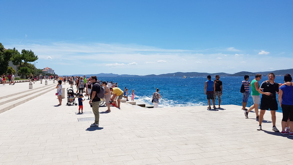Guštanje u valovima i glazbi Morskih orgulja, a sliku je upotpunio jedrenjak Club Med 2. Foto: Mladen Malik Guštanje u valovima i glazbi Morskih orgulja, a sliku je upotpunio jedrenjak Club Med 2. Foto: Mladen Malik