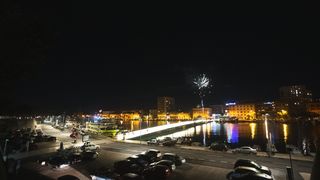 Građani na ulicama Zadra poštujući mjere dočekali 2021. godinu