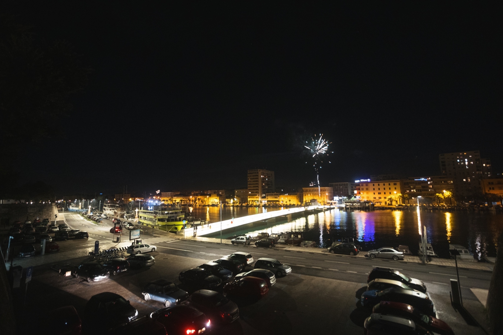 Građani na ulicama Zadra poštujući mjere dočekali 2021. godinu