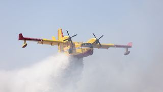 Vatrogasci i kanaderi lokalizirali požar u blizini gradskog deponija Vatrogasci i kanaderi lokalizirali požar u blizini gradskog deponija