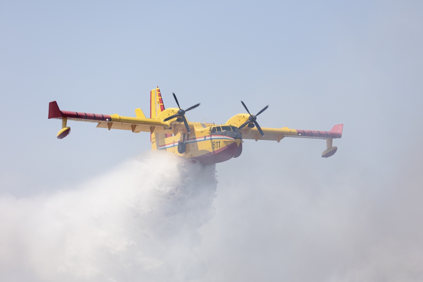 Vatrogasci i kanaderi lokalizirali požar u blizini gradskog deponija Vatrogasci i kanaderi lokalizirali požar u blizini gradskog deponija