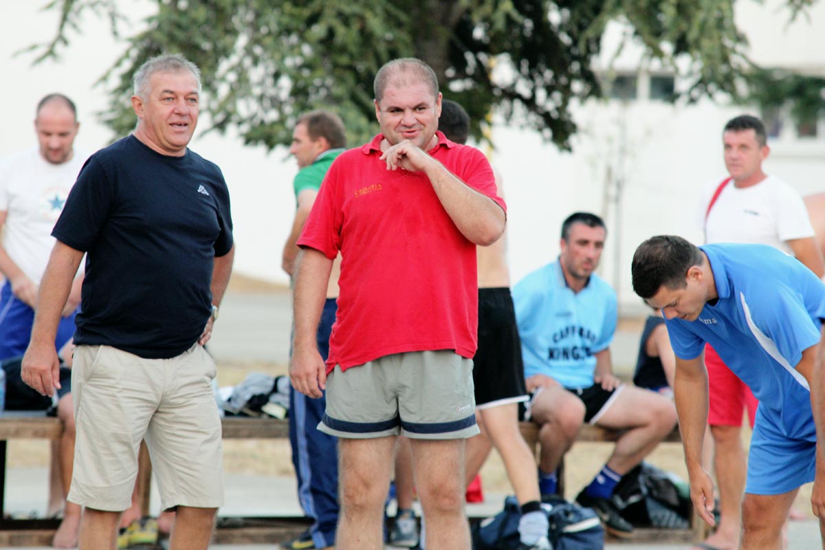 Na Stanovima se uz boćarski turnir održao i revijalni nogometni turnir. Osim prijavljenih ekipa, snage su ponovno odmjeravali liječnici Opće bolnice Zadar i predstavnici poglavarstva Grada Zadra. Na Stanovima se uz boćarski turnir održao i revijalni nogometni turnir. Osim prijavljenih ekipa, snage su ponovno odmjeravali liječnici Opće bolnice Zadar i predstavnici poglavarstva Grada Zadra.