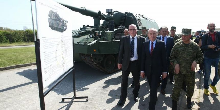 U remontnom zavodu Hrvatske vojske predstavljene su prve dvije samohodne haubice koje ulaze u sastav OSRH. HV je kupio ukupno 16 haubica. Projekt nabave i modernizacije vrijedan je 444 miliuna kuna. Damir Krsticevic, Tomislav Ivic. U remontnom zavodu Hrvatske vojske predstavljene su prve dvije samohodne haubice koje ulaze u sastav OSRH. HV je kupio ukupno 16 haubica. Projekt nabave i modernizacije vrijedan je 444 miliuna kuna. Damir Krsticevic, Tomislav Ivic.