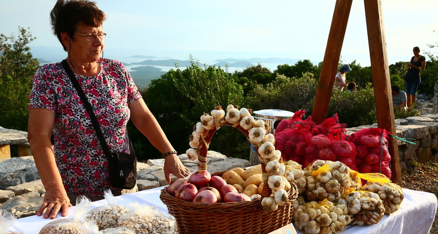 Na vidikovcu Kamenjak održan 5. Sajam lokalnih proizvoda ”Luka i igara” Na vidikovcu Kamenjak održan 5. Sajam lokalnih proizvoda ”Luka i igara”