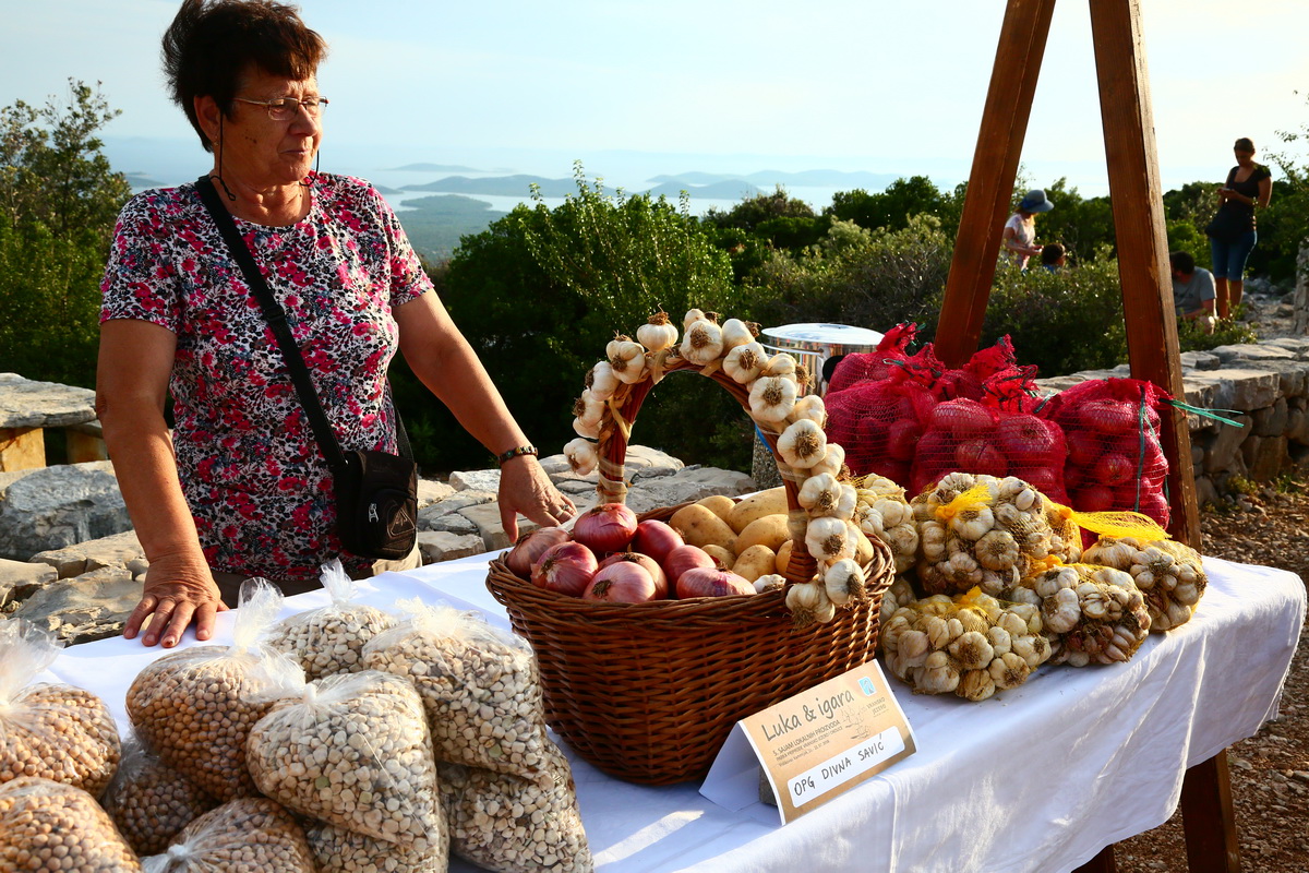 Na vidikovcu Kamenjak održan 5. Sajam lokalnih proizvoda ”Luka i igara” Na vidikovcu Kamenjak održan 5. Sajam lokalnih proizvoda ”Luka i igara”