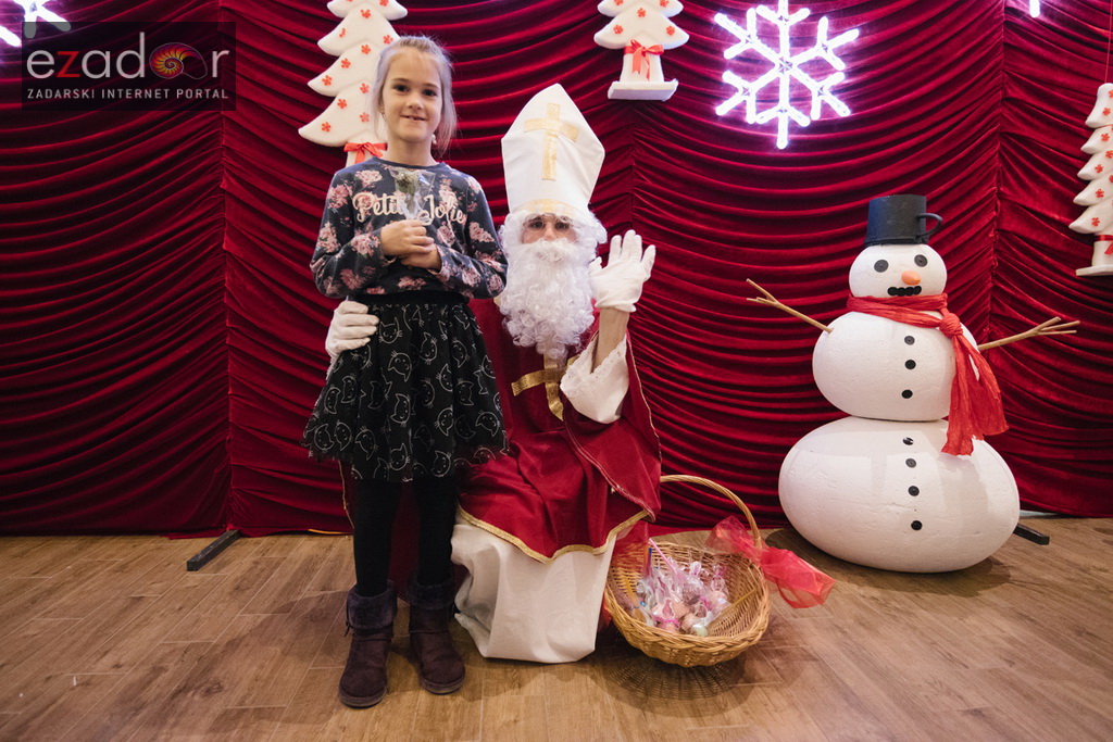 Sveti Nikola posjetio Supernova centar i razveselio mališane